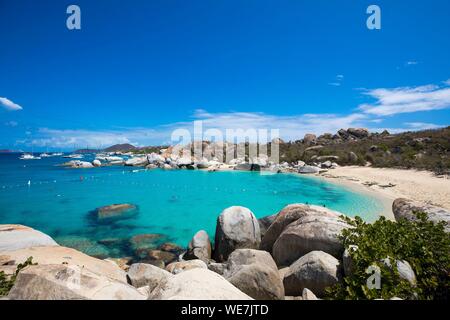 West Indies, Britische Jungferninseln, Virgin Gorda Island, die Bäder, Badestrand, Segelboote vor Anker liegend, im Vordergrund die typischen Felsen, die paradiesische Badelandschaft Surround Stockfoto