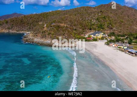 West Indies, British Virgin Islands, Tortola Island, Josiah Bay, ein Surfer allein im türkisblauen Meer Stockfoto