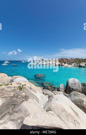 West Indies, Britische Jungferninseln, Virgin Gorda Island, die Bäder, Badestrand, Segelboote vor Anker liegend, im Vordergrund die typischen Felsen, die paradiesische Badelandschaft Surround Stockfoto
