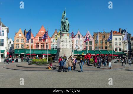 Belgien, Westflandern, Brügge, historischen Zentrum als Weltkulturerbe von der UNESCO, der Grand Place, Statue von Jan Breydel und Pieter de Coninck vor den Terrassen der Restaurants aufgeführt und Giebelhaus mit Sprossen Stockfoto