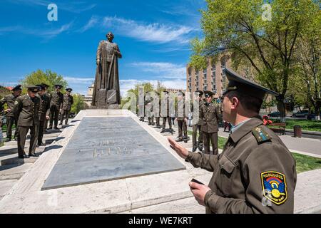 Armenien, Yerevan, hanrapetutyan Street, militärische Mitglieder vor garegin Nzhdeh Statue, armenische Politiker, Philosoph und Revolutionär Stockfoto