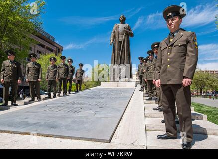 Armenien, Yerevan, hanrapetutyan Street, militärische Mitglieder vor garegin Nzhdeh Statue, armenische Politiker, Philosoph und Revolutionär Stockfoto