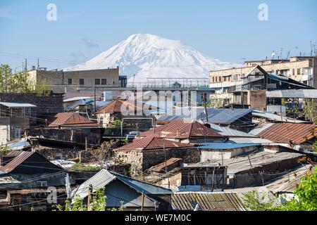 Armenien, Yerevan, Häuser des alten Erevan, Berg Ararat (alt: 5165 m) im Hintergrund Stockfoto