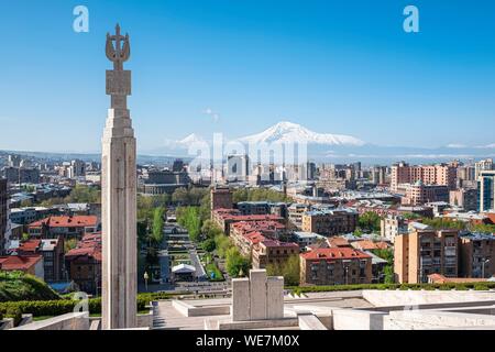 Armenien, Yerevan, die Kaskade in den 70er Jahren, riesige Treppe mit 572 Stufen mit terrassenförmig angelegten Gärten, Brunnen und Skulpturen mit Blick über die Stadt gebaut, der Berg Ararat im Hintergrund Stockfoto