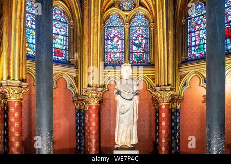 Frankreich, Paris, Bereich als Weltkulturerbe von der UNESCO, der Ile de la Cite, Sainte Chapelle, Glasfenster der Unteren Kapelle, Saint Louis Statue Stockfoto