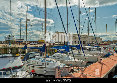 LOSSIEMOUTH Küste von Moray in Schottland MARINA UND PITGAVENY QUAY MIT BLICK AUF DIE MODERNEN APARTMENTS Stockfoto