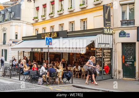 Frankreich, Paris, Montmartre, Cafe in der Rue des Abbesses, Le Saint Jean Cafe Stockfoto