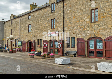 LOSSIEMOUTH Küste von Moray in Schottland MARINA UND PITGAVENY QUAY alte erhaltene Gebäude, GESCHÄFTE UND MUSEUM Stockfoto