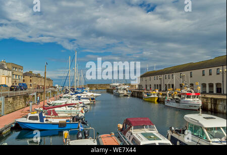 LOSSIEMOUTH Küste von Moray in Schottland die BRANDERBURGH HARBOUR APARTMENTS UND angelegten Boote Stockfoto