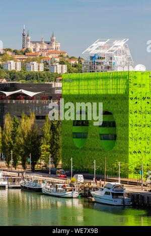 Frankreich, Rhone, Lyon, La Confluence Bezirk südlich der Presqu'ile, nahe der Mündung der Rhone und der Saone, quai Rambaud entlang der ehemaligen Docks, der Cube Vert und das Dach des Ycone Turm von Jean Nouvel, Blick auf die Basilika von Notre Dame De Fourviere Stockfoto
