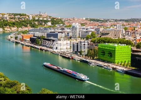 Frankreich, Rhône (69), Lyon, Ortsteil La Confluence im Süden der Halbinsel, Ersten Französischen Viertel zertifiziertes nachhaltiges vom WWF, Blick auf den Quai Rambaud entlang der alten Docks mit den grünen Würfel und Orange Cube und Notre Dame De Fourviere Basilica Stockfoto