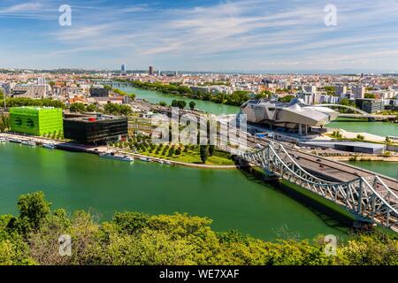 Frankreich, Rhône (69), Lyon, Ortsteil La Confluence im Süden der Halbinsel, Ersten Französischen Viertel zertifiziertes nachhaltiges vom WWF, mit Blick auf die Eisenbahn- und Straßenbrücken Der Mulatiere, das Museum von Confluences, Museum der Wissenschaften und Unternehmen liegt am Zusammenfluss der Rhône und Saône, quai Rambaud entlang der alten Docks mit den grünen Würfel, der incity Turm und die Kreide Stockfoto