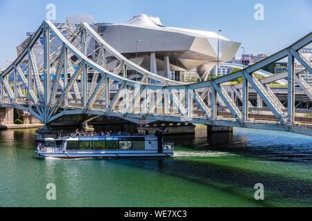 Frankreich, Rhône (69), Lyon, Ortsteil La Confluence im Süden der Halbinsel, Ersten Französischen Viertel zertifiziertes nachhaltiges vom WWF, mit Blick auf die Eisenbahnbrücke der Mulatiere, das Museum von Confluences, Museum der Wissenschaften und Unternehmen am Zusammenfluss der Rhône und Saône Stockfoto