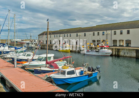 LOSSIEMOUTH Küste von Moray in Schottland die BRANDERBURGH HAFEN moderne Apartments und angelegten Boote Stockfoto