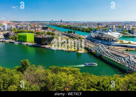 Frankreich, Rhône (69), Lyon, Ortsteil La Confluence im Süden der Halbinsel, Ersten Französischen Viertel zertifiziertes nachhaltiges vom WWF, mit Blick auf die Eisenbahn- und Straßenbrücken Der Mulatiere, das Museum von Confluences, Museum der Wissenschaften und Unternehmen liegt am Zusammenfluss der Rhône und Saône, quai Rambaud entlang der alten Docks mit den grünen Würfel, der incity Turm, der Turm und die Kreide Ycone Stockfoto