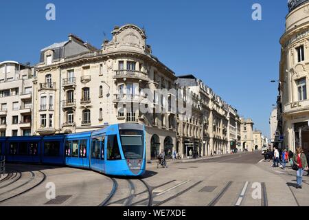 Frankreich, Paris, Reims, Myron Herrick, blaue Straßenbahn an der Kreuzung Stockfoto