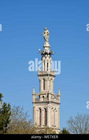 Frankreich, Meurthe et Moselle, Sächsische Sion, die Basilika von Notre Dame von Sion, Glockenturm und die Statue der Jungfrau Maria Stockfoto