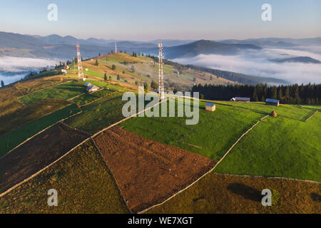 Telecommunication Tower Antenne auf einem grünen Hügel Stockfoto