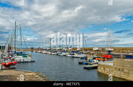 LOSSIEMOUTH Küste von Moray in Schottland die BRANDERBURGH HAFEN ODER MARINA mit angelegten Fischerboote und Yachten Stockfoto