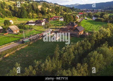 Antenne Sommer Blick der Dampfzug in der Bukowina. Mocanita Hutulca touristischer Zug von Moldovita Stockfoto