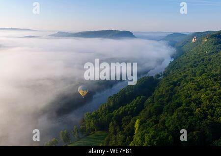 Frankreich, Dordogne, Castelnaud-la Chapelle, das Tal der Dordogne, Burg von Castelnaud, Heißluft-Ballone Stockfoto