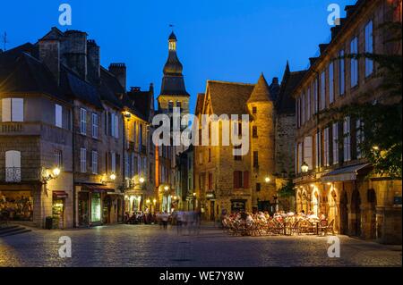 Frankreich, Dordogne, Sarlat La Canéda, Rathausplatz und im Hintergrund die Kathedrale des Hl. Sacerdos, datiert aus dem 16. Jahrhundert Stockfoto