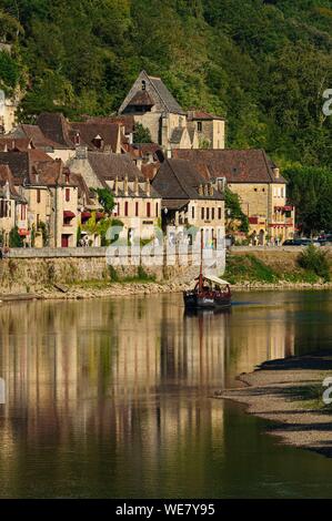 Frankreich, Dordogne, La Roque Gageac, Gabare ein traditionelles Boot, Häuser entlang der Dordogne und im Hintergrund das Schloss von Malartrie Stockfoto