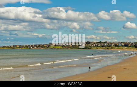 LOSSIEMOUTH Küste von Moray in Schottland DER STADT GESEHEN AUS DEM WESTEN STRAND IM SOMMER Stockfoto