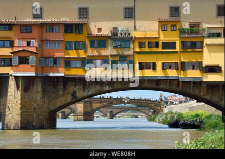 Italien, Toskana, Florenz, ein UNESCO Weltkulturerbe, die Ponte Vecchio über den Arno. Stockfoto