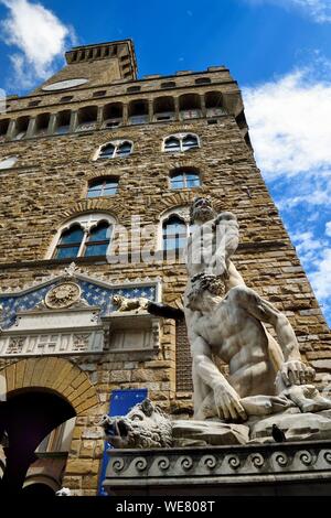 Italien, Toskana, Florenz, ein UNESCO Weltkulturerbe, die Piazza de la Piazza Della Signoria, Palazzo Vecchio, die Statue des Herkules und Cacus von Baccio Bandinelli vor dem Museum Stockfoto