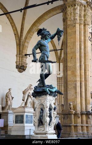 Italien, Toskana, Florenz, ein UNESCO Weltkulturerbe, die Piazza della Signoria, die Loggia della Signoria (oder Loggia dei Lanzi), Perseus mit dem Haupt der Medusa Statue von Benvenuto Cellini Stockfoto