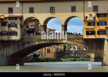 Italien, Toskana, Florenz, ein UNESCO Weltkulturerbe, die Ponte Vecchio über den Arno. Stockfoto