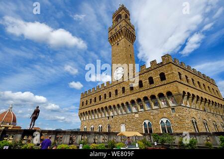 Italien, Toskana, Florenz, ein UNESCO Weltkulturerbe, den Palazzo Vecchio von der Terrasse der Galleria degli Uffizi gesehen Stockfoto