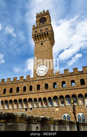 Italien, Toskana, Florenz, ein UNESCO Weltkulturerbe, den Palazzo Vecchio von der Terrasse der Galleria degli Uffizi gesehen Stockfoto