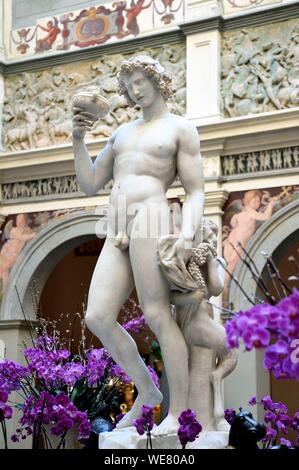 Italien, Toskana, Florenz, ein UNESCO Weltkulturerbe, Palazzo della Gherardesca, 5 Sterne palace Four Seasons Hotel Firenze, Bacchus Statue von Michelangelo Nachbau in der Mitte der Lobby Stockfoto