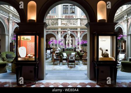 Italien, Toskana, Florenz, ein UNESCO Weltkulturerbe, Palazzo della Gherardesca, 5 Sterne palace Four Seasons Hotel Firenze, Bacchus Statue von Michelangelo Nachbau in der Mitte der Lobby Stockfoto