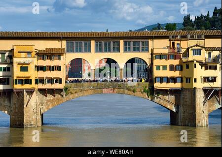 Italien, Toskana, Florenz, ein UNESCO Weltkulturerbe, die Ponte Vecchio über den Arno. Stockfoto