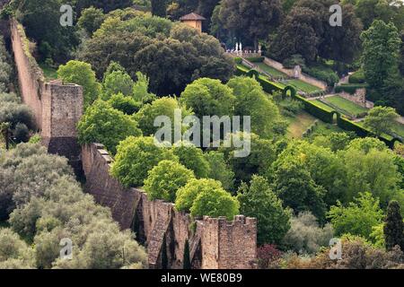 Italien, Toskana, Florenz, ein UNESCO Weltkulturerbe, die Mauern der mittelalterlichen Stadt und er Giardino Bardini Stockfoto