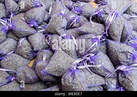 Frankreich, Vaucluse, Luberon, Apt, Lavendel Beutel auf dem Markt Stockfoto