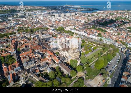 Frankreich, Pas de Calais, Boulogne-sur-Mer, Basilique Notre Dame de l'Immaculee Konzeption (Luftbild) Stockfoto