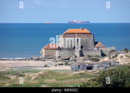 Frankreich, Pas de Calais, Ambleteuse, Fort Mahon, fort, die von Vauban, Containerschiff aus in der Straße Stockfoto