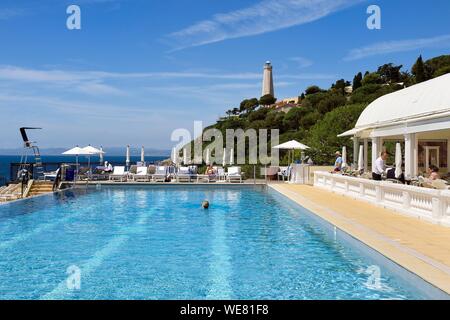 Frankreich, Alpes Maritimes, Saint Jean Cap Ferrat, Grand-Hotel du Cap Ferrat, ein 5-Sterne-Hotel Palace vom Four Seasons Hotel, der schicke Pool Club Dauphin am Pool und mit Blick auf das Meer Stockfoto