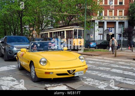 Italien, Lombardei, Mailand, Alfa Romeo Duetto Spider gelb Cabrio in den Straßen der Stadt Stockfoto