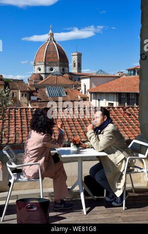 Italien, Toskana, Florenz, ein UNESCO Weltkulturerbe, der Dom Santa Maria del Fiore aus dem Krankenhaus der Unschuldigen Café (Spedale degli Innocenti) Stockfoto