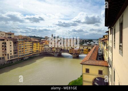 Italien, Toskana, Florenz, ein UNESCO Weltkulturerbe, die Ponte Vecchio über den Arno Fluss von der Galleria degli Uffizi (Uffizien), die Vasari Korridor gesehen, geschützte Passage durch die Medici zwischen dem Palazzo Vecchio und Palazzo Pitti, beim Überschreiten der Arno auf der Ponte Vecchio Stockfoto