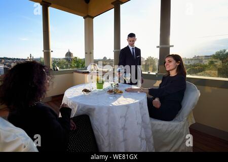 Italien, Toskana, Florenz, ein UNESCO Weltkulturerbe, Palazzo della Gherardesca, 5 Sterne palace Four Seasons Hotel Firenze, Abendessen an der Spitze eines Turms mit Blick auf die Stadt Stockfoto