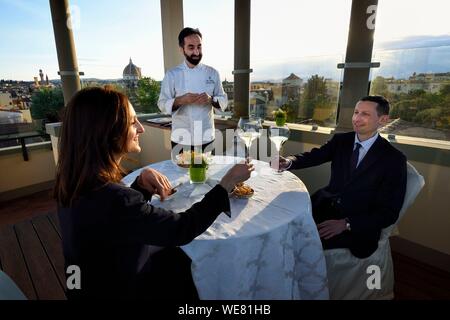 Italien, Toskana, Florenz, ein UNESCO Weltkulturerbe, Palazzo della Gherardesca, 5 Sterne palace Four Seasons Hotel Firenze, Abendessen an der Spitze eines Turms mit Blick auf die Stadt mit dem mit einem Michelin-Stern ausgezeichneten Küchenchef Vito Mollica Stockfoto