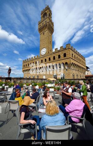 Italien, Toskana, Florenz, ein UNESCO Weltkulturerbe, den Palazzo Vecchio von der Terrasse der Galleria degli Uffizi gesehen Stockfoto