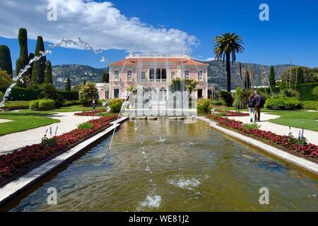 Frankreich, Alpes Maritimes, Saint Jean Cap Ferrat Ephrussi de Rothschild Villa und Garten, grosser Teich und Wasserstrahlen im Französischen Garten Stockfoto