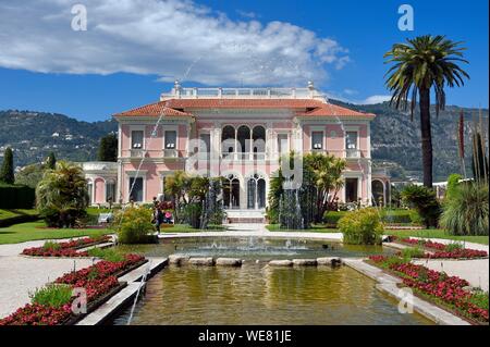 Frankreich, Alpes Maritimes, Saint Jean Cap Ferrat Ephrussi de Rothschild Villa und Garten, grosser Teich und Wasserstrahlen im Französischen Garten Stockfoto